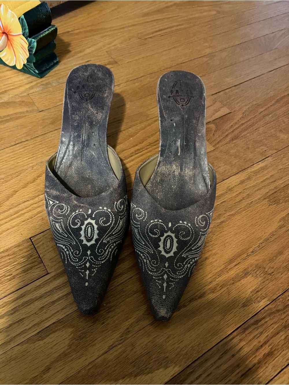 PAZZO Charcoal Gray Pointed-Toe Embroidered Slip-On Mules